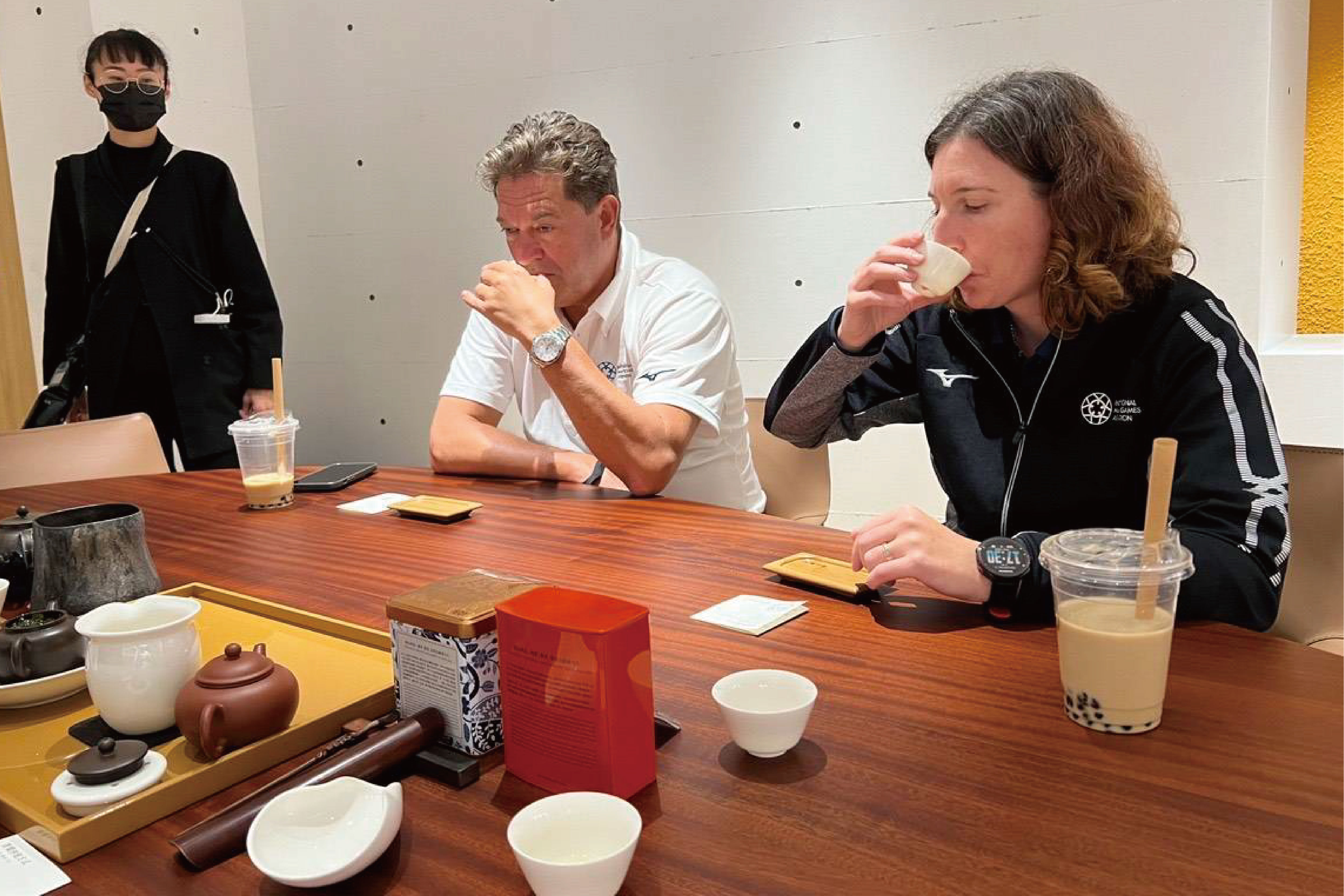 际壮年运动会执行长 Jens V. Holm 与 Samantha Hayward台湾茶初体验